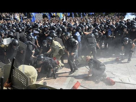 شاهد قتيل وعشرات الجرحى خلال صدامات بالقنابل اليدوية