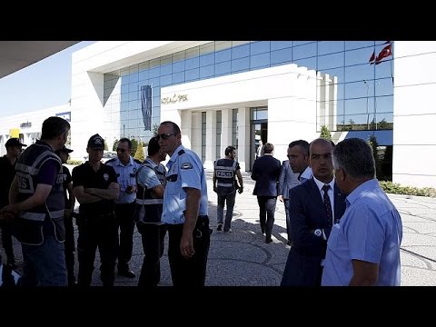 شاهد الشرطة التركية تداهم متصلين بفتح الله غولن