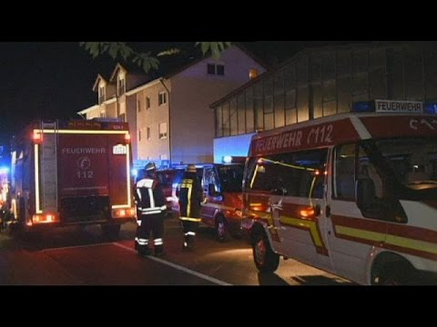 شاهد خمسة مصابين في حريق داخل مركز للاجئين