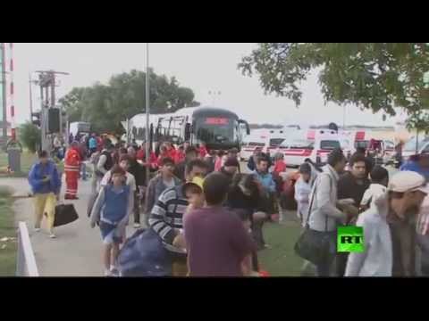 شاهد لاجئون في محطة القطارات في مدينة ‫‏نكلسدورف النمساوية