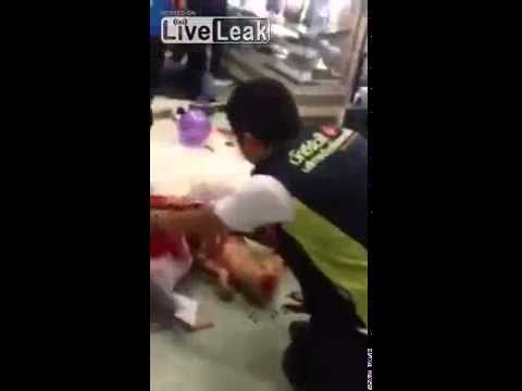 بالفيديو شاب متهور يطعن صديقته داخل مول في تايلاند