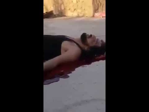 شاهد تنظيم داعش المتطرف يقتل شاب في عمر الورد