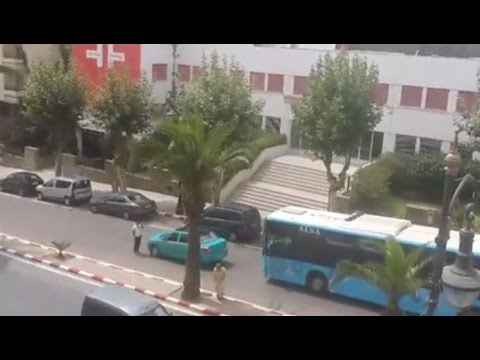 شاهد سيارة تعترض طريق حافلة في طنجة