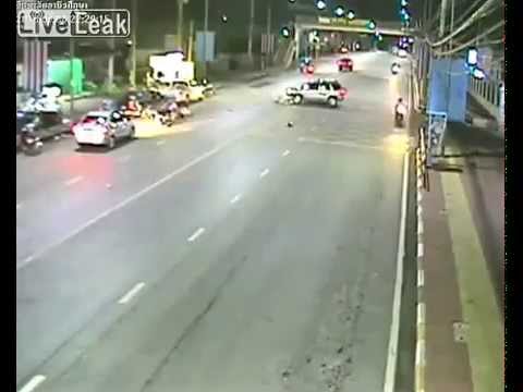 بالفيديو حادث مروع لسيارة تقلب ثلاث دراجات نارية