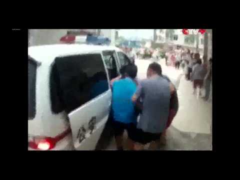شاهد شرطي شجاع يعرض حياته للخطر