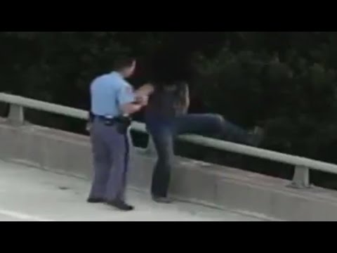 شاهد شرطي أميركي ينقذ منتحرًا ثم يكافئه بحضن قوي