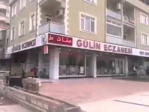 صيدلية تركية تعلق شاشة للإعلان عن أدوية مجانية للسوريين