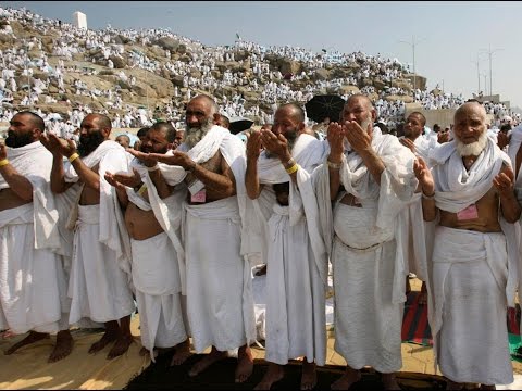 شاهد حاج يسافر من الرياض إلى مكة مشيًا على الأقدام