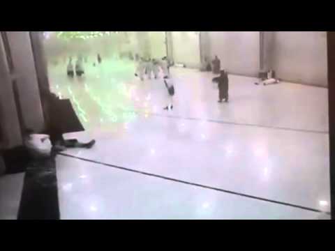 شاهد لحظة انهيار سقف على الحجاج