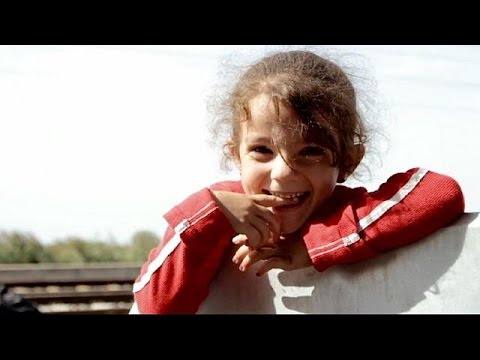 شاهد مئات اللاجئين السوريين عالقين في محطة قطار توفارنيك
