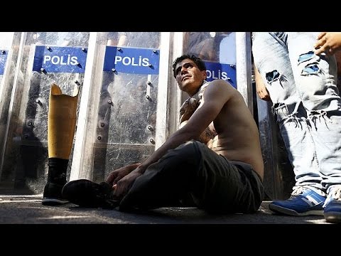 شاهد رئيس الوزراء التركي يلتقي ممثلين عن اللاجئين السوريين