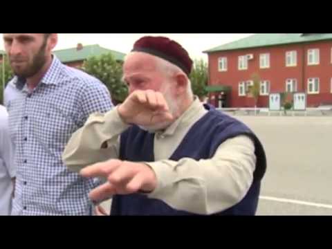 شاهد رئيس الشيشان يؤدب مجموعة شباب أرادوا الانضمام لـ داعش