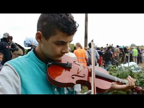 شاهد عازف كمان 13 عامًا ينتظر عند الحدود الصربية
