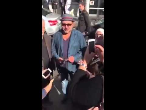 شاهد الملك محمد السادس يرتدي ملابس عصرية ويلتقي بالمواطنين