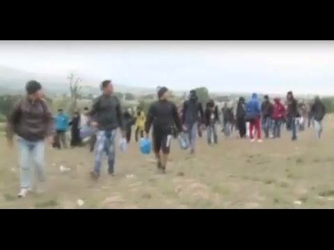 آلاف اللاجئين يعبرون معبر تابونوتس