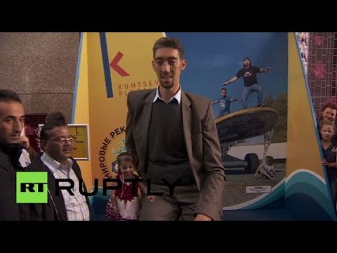 بالفيديو أقصر امرأة وأطول رجل في العالم يزوران موسكو