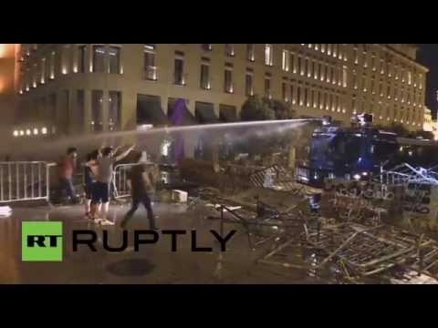 الأمن يطلق الغاز المسيل للدموع لتفريق محتجين مناهضين للحكومة في بيروت