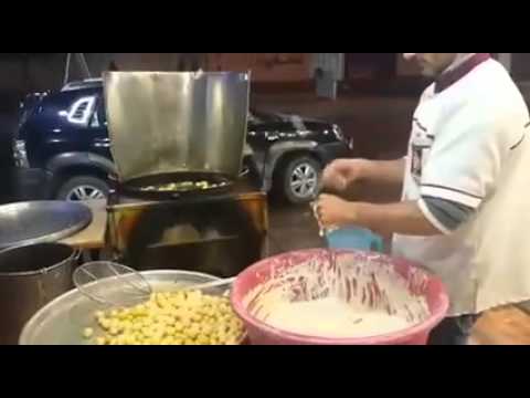 شاهد صانع زلابيا سوري لا يخطئ الهدف أبدًا