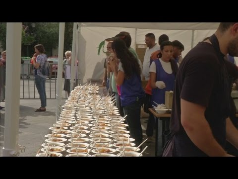 شاهد طن فاكهة وخضروات مرفوضة تطعم 5 ألاف يوناني جائع