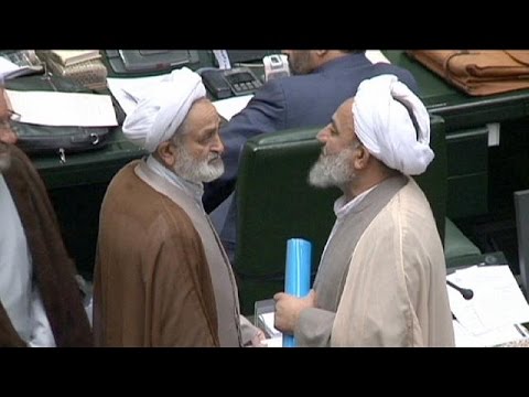 شاهد البرلمان الإيراني يقر الاتفاق النووي