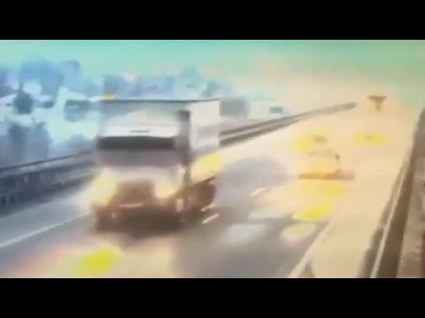 بالفيديو مقتل سائق وسقوط شاحنة من أعلى كوبري في نهر بروسيا