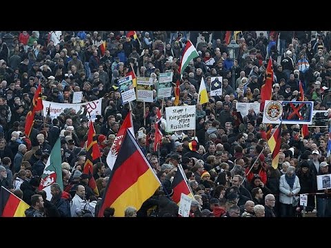 شاهدأنصار بيغيدا ومناهضو الحركة يتظاهرون في دريسدن