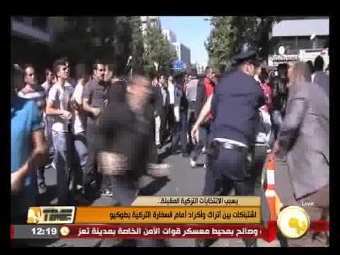 شاهد اشتباكات بين أتراك وأكراد أمام السفارة التركية في طوكيو