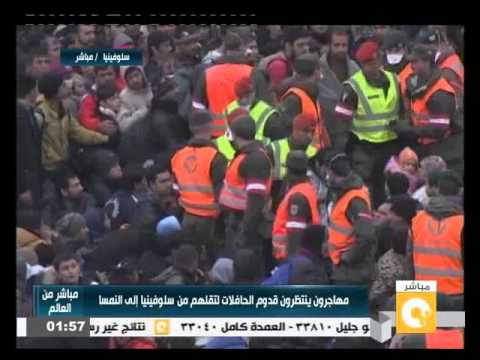 شاهد مهاجرون ينتظرون قدوم الحافلات