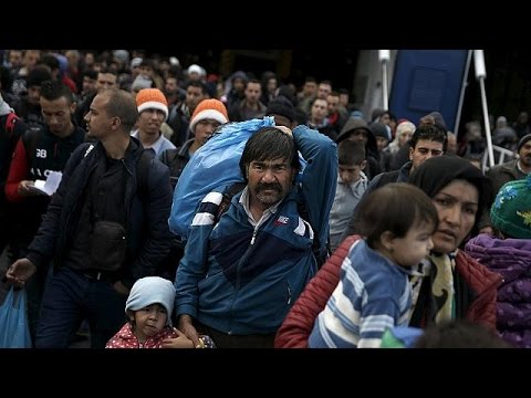 شاهد لاجئون يحاولون اجتياز سياج حدود سلوفينيا والنمسا