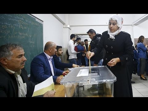 شاهد الأتراك يختارون برلمانًا جديدًا على وقع آمال العدالة والتنمية بالعودة منفردًا