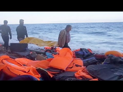 شاهد انتشال أكثر من عشرين جثة عند الجزر اليونانية في بحر إيجه