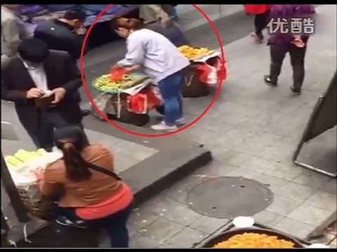 شاهد كيف يغش بائعو الفاكهة الزبائن