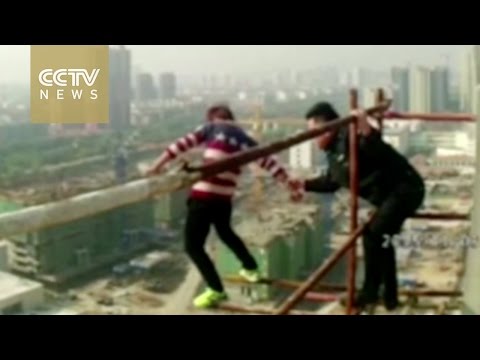 شاهد شرطي ينقذ شابًا حاول الانتحار