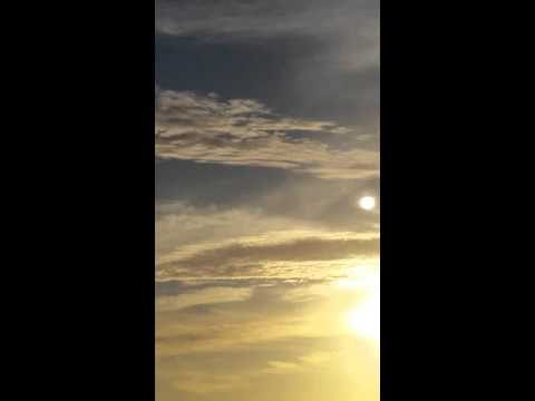 أميركية ترصد شمس وقمرين في سماء فلوريدا