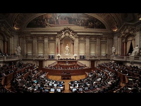 بالفيديو البرلمان يستعد للتصويت على قانون يحجب عنها الثقة ما يفترَض أن يؤدي إلى سقوطها