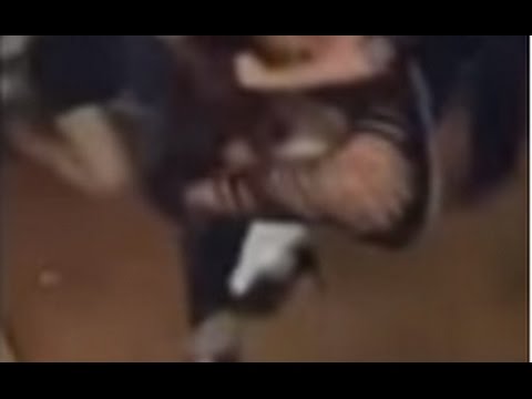 شاهد مشاجرة بين فتاتين في ملهى ليلي