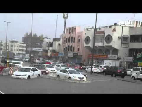 شاهد حركة السير متوقفة والمياه تملأ الأنفاق في جدة