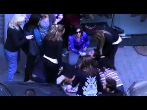 شاهد امرأة تلد كيس قمامة في الشارع