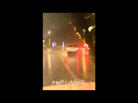 شاهد هطول الأمطار بغزارة على منطقة خور فكان
