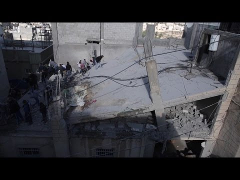 شاهدإسرائيل تهدم منزل فلسطيني في مخيم شعفاط