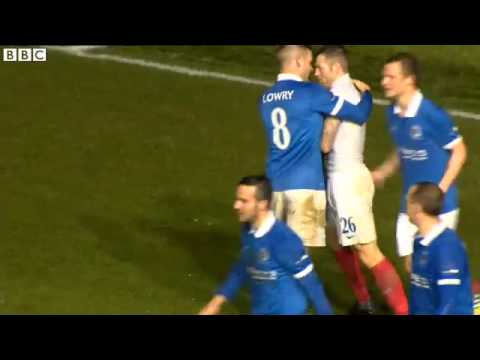 لاعب في أيرلندا الشمالية يطرد بعد تسجيله هدف