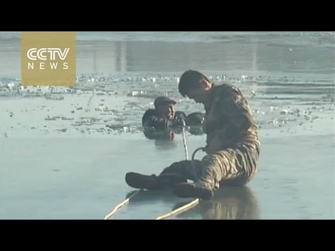 شاهد  لحظة إنقاذ امرأة مسنة من بحيرة جليدية