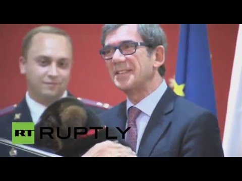 دوبرينيا  جرو شجاع هدية موسكو لحماية سكان باريس