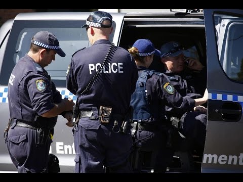 شاهد توقيف شخصين في أستراليا لاتهامهما بالتطرف