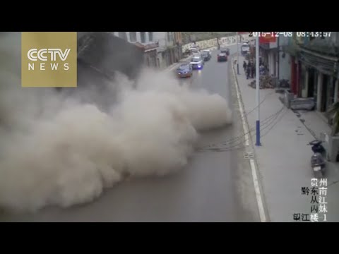 شاهد لحظة انهيار عقار في شارع عمومي في الصين