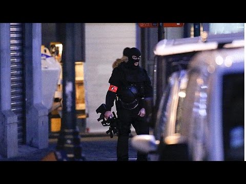 شاهد اعتقال شخصين في بروكسل على علاقة بهجمات باريس