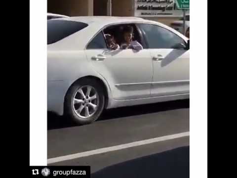 شاهد حاكم دبي داخل سيارته من دون حراسة عند إشارة مرور