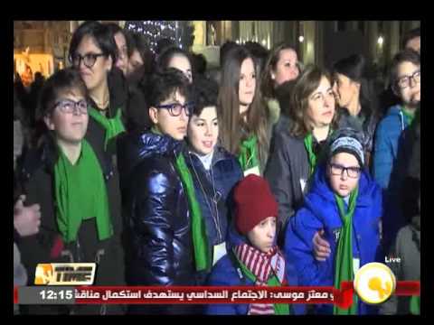 الأطفال يصنعون شجرة الكريسماس
