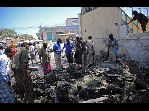 شاهد مقتل ثلاثة أشخاص في تفجير انتحاري استهدف مطعمًا في مقديشو