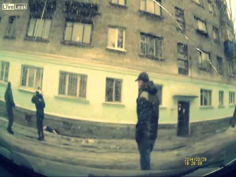 فيديو رجل يلقي بزوجته من الطابق الثالث